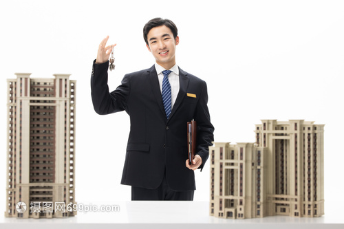 帥氣房地產(chǎn)經(jīng)紀(jì)人展示樓盤
