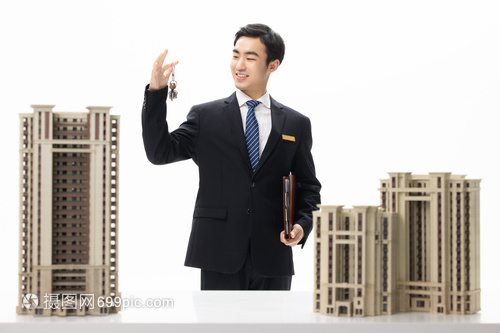 帥氣房地產(chǎn)經(jīng)紀(jì)人展示樓盤